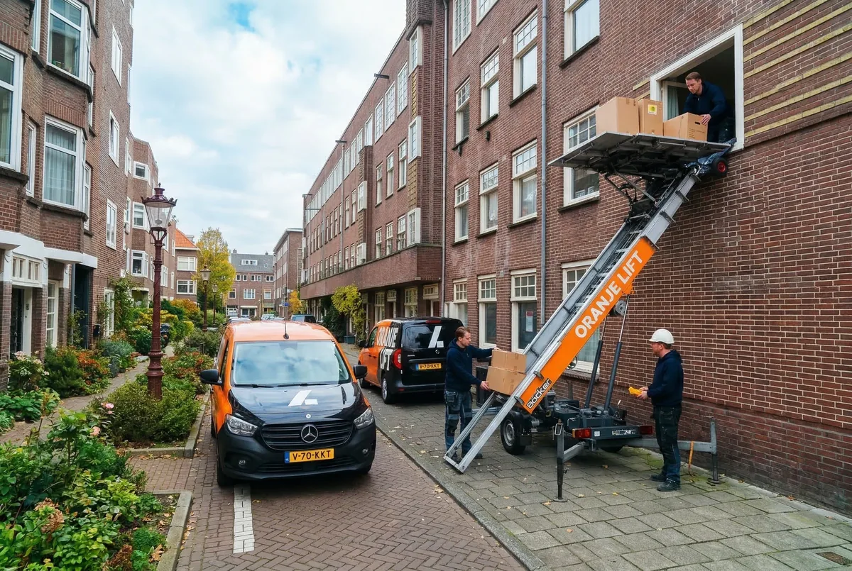 Aanhangerlift geplaatst in een smalle straat in Spijkenisse
